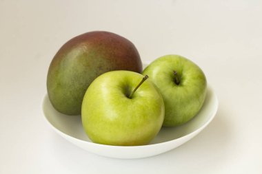Beyaz arka planda Elma ve mango