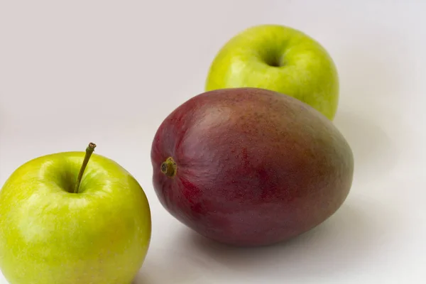 Pomme et mangue sur fond blanc — Photo