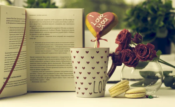 Amor. Copa, flor, dulces, hermoso fondo, San Valentín, blanco —  Fotos de Stock