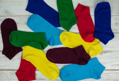 Bir ağaç ile beyaz bir arka plan üzerinde çok renkli çorap