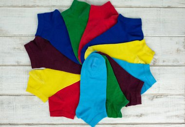 Bir ağaç ile beyaz bir arka plan üzerinde çok renkli çorap