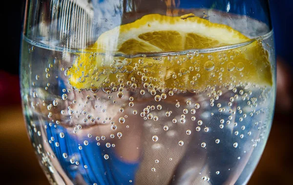 Koude Verfrissende Drank Een Glas Met Bruisend Water Ijs Citroen — Stockfoto