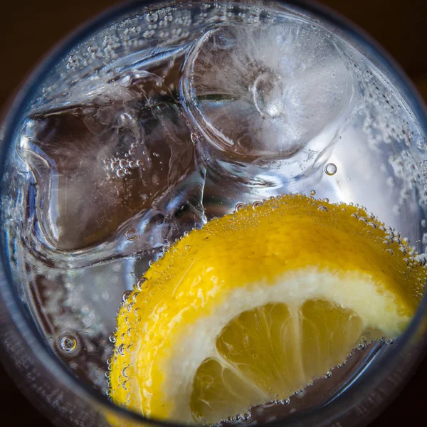 Kaltes Erfrischungsgetränk Glas Mit Mineralwasser Eis Und Zitrone — Stockfoto