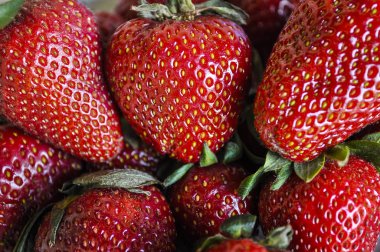 Taze çilek bir tabak içinde düzenlenmiştir. Seçici odak.