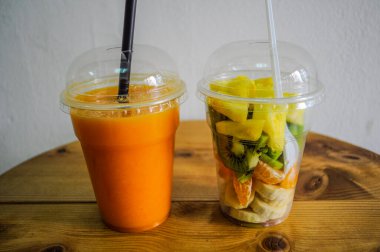 Taze sıkılmış meyve suyu ve meyve salatası tüketmeye hazır.