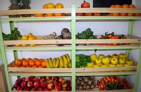 Freash Loja Frutas Vegetais Orgânicos Naturalmente Dispostos Prateleiras Madeira — Fotografia de Stock