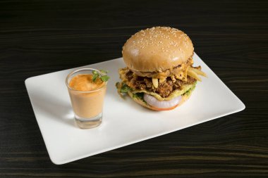 Çift Kişilik Patty gevrek tavuk Burger, sos ile  