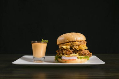 Çift Kişilik Patty gevrek tavuk Burger, sos ile  