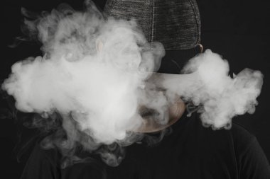 Exhaling duman/bulut vaping.