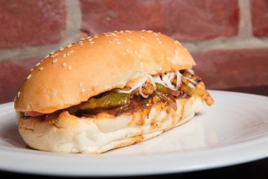 Philadelphia peynir alt sandviç bir plaka üzerinde