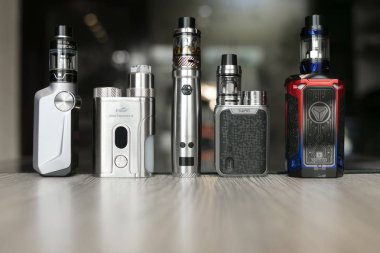 Tarihi: 01/08/2018, konum: Dhaka, Bangladesh.This olan bazı vape kurulum satırındaki şimdiki nesil vapers tarafından kullanılır.