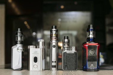 Tarihi: 01/08/2018, konum: Dhaka, Bangladesh.This olan bazı vape kurulum satırındaki şimdiki nesil vapers tarafından kullanılır.