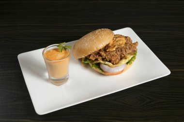 Hardal çıtır tavuk burger sahanda yumurta ve taze salata