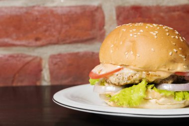 Peynir, sosis, turşu, domates, soğan ve marul en mükemmel hamburger.