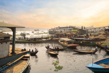 22 Şubat 2020, Sadarghat Puran Dhaka (Eski Dhaka), Bangladeş. Sadarghat, Dhaka 'nın ana nehir limanıdır..