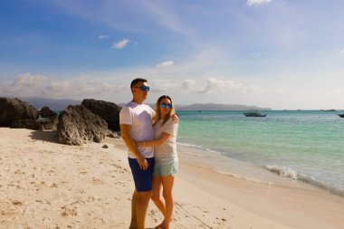 Boracay, Filipinler - 30 Ocak 2018: kız adamla Diniwid plaj boyunca yürüyüş ve gün batımını izlemek.
