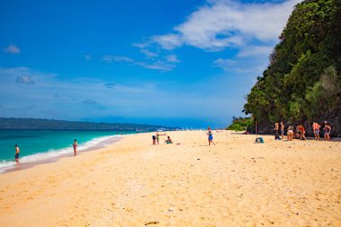 Boracay, Filipinler - 30 Ocak 2018: turist güneşlenmek ve plaj boyunca yürümek