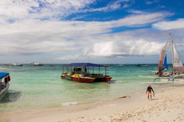 Boracay, Filipinler - 25 Ocak 2018: turist plaj boyunca yürümek.