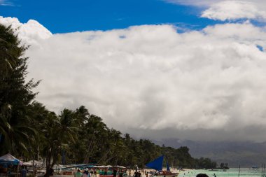 Boracay, Filipinler - 25 Ocak 2018: turist plaj boyunca yürümek.