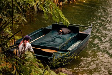 Dumagette, Negros, Filipinler - 06 Şubat 2018: adam bir tekne tutuyor.