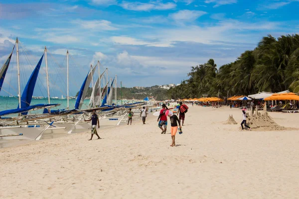 Boracay Filipinas Janeiro 2018 Turistas Caminham Pela Praia — Fotografia de Stock