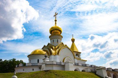 Khabarovsk Sarov, St. Seraphim Tapınağı, güzel manzara. Güzel yeşil çim ön planda. Dini mimari, binalar ve gelenekleri. Rusya.