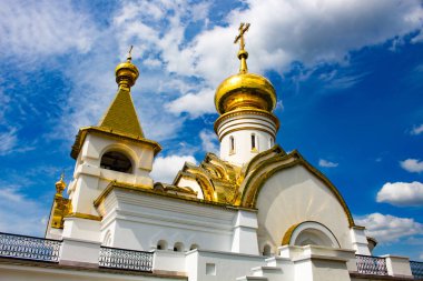 Khabarovsk Sarov, St. Seraphim Tapınağı, güzel manzara. Güzel yeşil çim ön planda. Dini mimari, binalar ve gelenekleri. Rusya.
