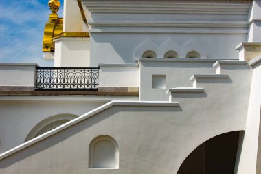 Khabarovsk Sarov, St. Seraphim Tapınağı, güzel manzara. Güzel yeşil çim ön planda. Dini mimari, binalar ve gelenekleri. Rusya.