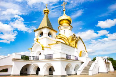 Khabarovsk Sarov, St. Seraphim Tapınağı, güzel manzara. Güzel yeşil çim ön planda. Dini mimari, binalar ve gelenekleri. Rusya.