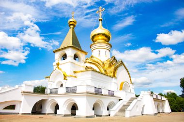 Khabarovsk Sarov, St. Seraphim Tapınağı, güzel manzara. Güzel yeşil çim ön planda. Dini mimari, binalar ve gelenekleri. Rusya.