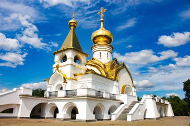 Khabarovsk Sarov, St. Seraphim Tapınağı, güzel manzara. Güzel yeşil çim ön planda. Dini mimari, binalar ve gelenekleri. Rusya.