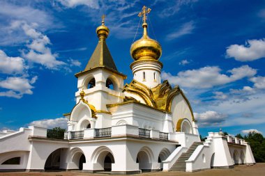 Khabarovsk Sarov, St. Seraphim Tapınağı, güzel manzara. Güzel yeşil çim ön planda. Dini mimari, binalar ve gelenekleri. Rusya.