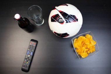 Bir şişe bira, bira cam bir futbol topu yanındaki.