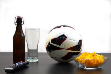 Bir şişe bira, bira cam bir futbol topu yanındaki.
