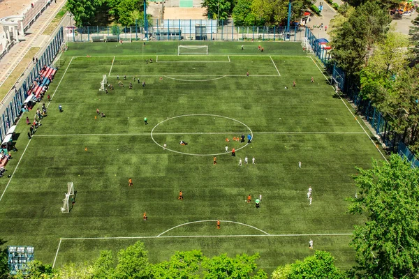 Dzieci Grać Piłkę Nożną Stadionie Banki Amur — Zdjęcie stockowe
