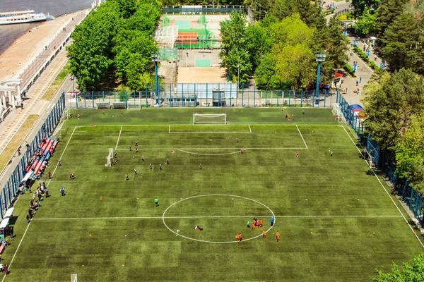 Dzieci Grać Piłkę Nożną Stadionie Banki Amur — Zdjęcie stockowe