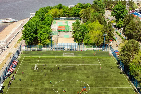 Kinder Spielen Fußball Stadion Amur Ufer — Stockfoto