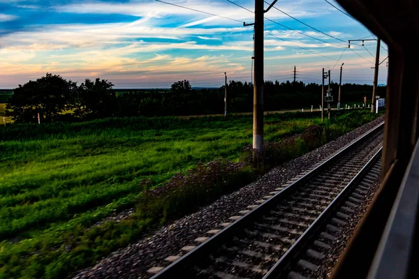 Eisenbahn aus dem Fenster des Waggons — Stockfoto