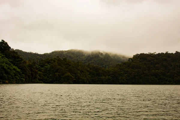 两个相同的山湖 在山上的内格罗斯岛之上 — 图库照片