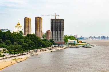 Amur nehrinin Khabarovsk yakınlarındaki seviyesi 5 metreye yükseldi. Gezinti güvertesinin alt katını su bastı.