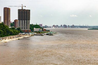 Amur nehrinin Khabarovsk yakınlarındaki seviyesi 5 metreye yükseldi. Gezinti güvertesinin alt katını su bastı.