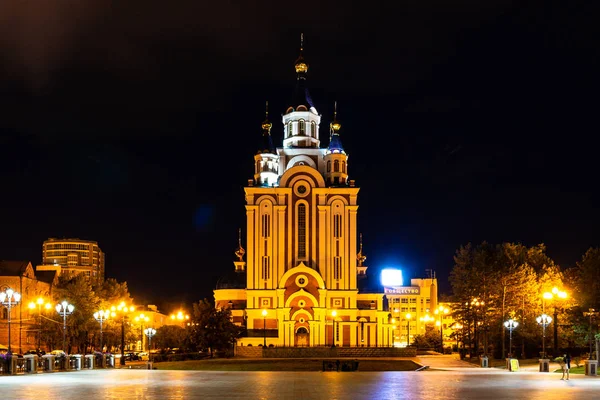 Jabárovsk, Rusia - 13 de agosto de 2018: Catedral de Grado-Jabárovsk de la asunción en la plaza Komsomolskaya . —  Fotos de Stock