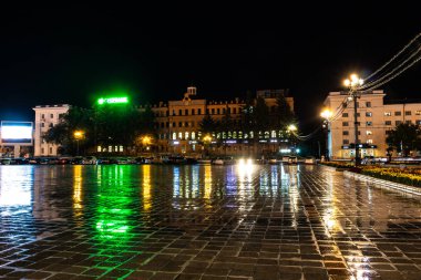 Habarovsk, Rusya - 13 Ağustos 2018: Lenin kare fener ışığı altında geceleri.