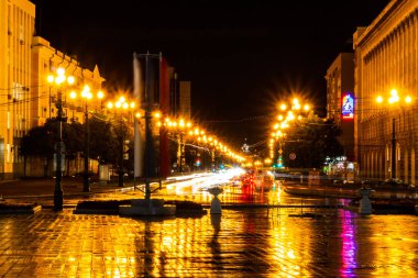Habarovsk, Rusya - 13 Ağustos 2018: Lenin kare fener ışığı altında geceleri.