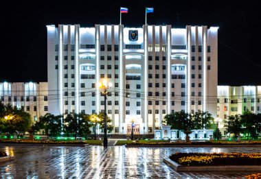 Habarovsk, Rusya - 13 Ağustos 2018: Lenin kare fener ışığı altında geceleri.