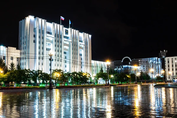 Krajina Nočního Města Hlavní Náměstí Města Chabarovsk Světle Luceren Které — Stock fotografie