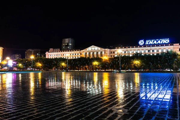 Chabarovsk, Rusland - augustus 13, 2018: Lenin square in de nacht onder het licht van de lantaarns. — Stockfoto