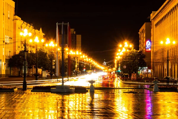 Khabarovsk, Russia - August 13, 2018: Lenin square at night under the light of lanterns. — Stock Photo, Image