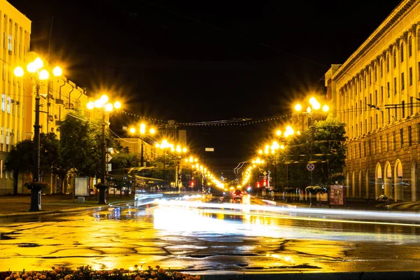 Khabarovsk, Russia - August 13, 2018: Lenin square at night under the light of lanterns. — Stock Photo, Image