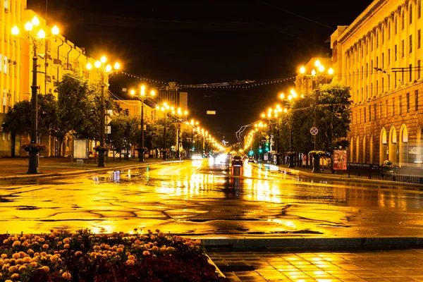 Khabarovsk, Rússia - 13 de agosto de 2018: Praça de Lenine à noite sob a luz das lanternas . — Fotografia de Stock